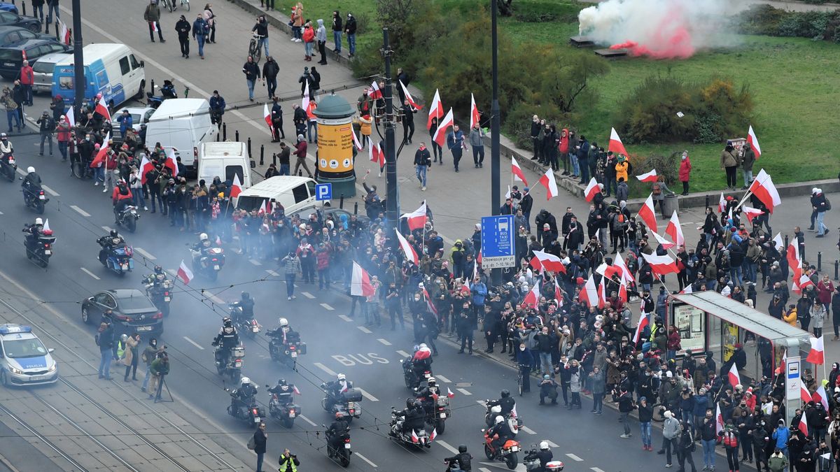 Marsz Niepodległości 2020. Uczestnicy zbierają się na Rondzie Dmowskiego w Warszawie.