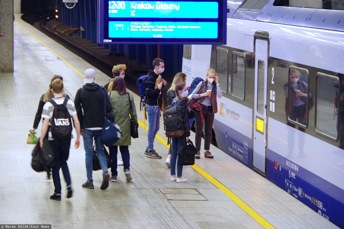 Podczas jazdy pociągiem istnieje podwyższone ryzyko zakażenia