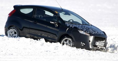 Zakamuflowany Ford Fiesta vs śnieg - facelifting nadchodzi