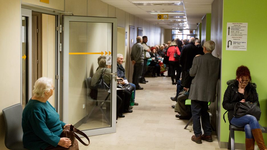 Kolejki do rejestracji
Katowice, 20.02.2015
Kolejki do rejestracji i przychodni  Uniwersyteckiego Centrum Okulistyki i Onkologii w Katowicach. Ka�dego dnia lekarze szpitala pomagj� nawet tysi�cu pacjent�w
PAP/ Andrzej Grygiel 
(ag/awol)
Andrzej Grygiel
medycyna, oko, operacja, opieka, szpital, s�u�ba zdrowia, zdrowie, Centrum, chorzy, kolejka, ludzie, okulistyka, Okulistyki, onkologia, Onkologii, opieka medyczna, pacjenci, plac�wka medyczna, przychodnia, przyszpitalna, rejestracja, s�u�bazdrowia, Uniwersyteckie, t�um pacjent�w