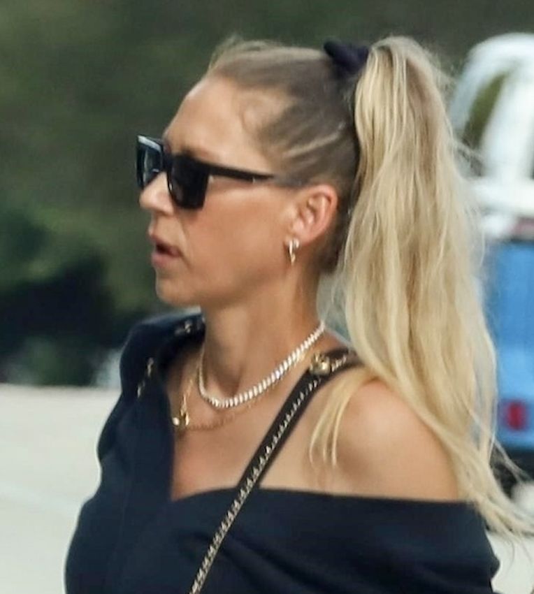 Ciężarna Anna Kournikova z synem wraca z zakupów