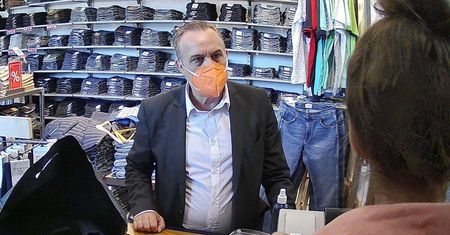 Cwany złodziej w sklepie odzieżowym. Oszukał ekspedientkę podczas płacenia za zakupy