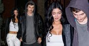 Kylie Jenner i Timothee Chalamet oraz ich SPLECIONE DŁONIE mkną na randkę do knajpy ze stekami. Romantycznie? (FOTO)