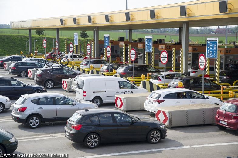 Niech kolejki na bramkach autostradowych nas nie dziwią. Mało jest krajów, gdzie samochodów jest tak dużo