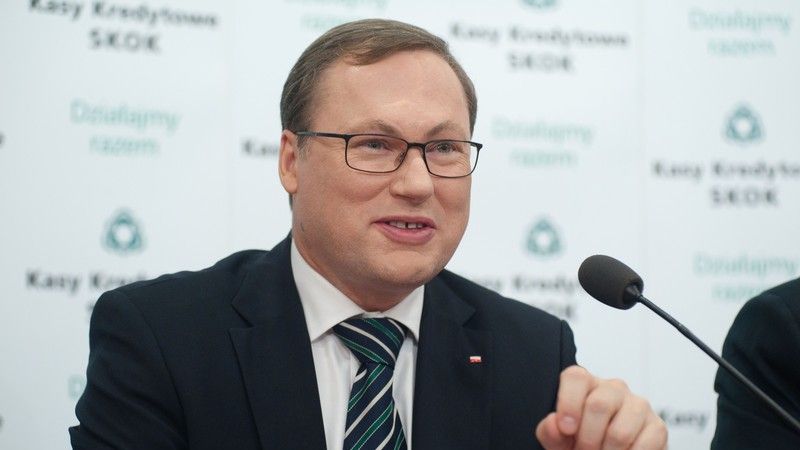 Senator PiS ma miliony, zarabia miliony, ale żyje zaskakująco skromnie