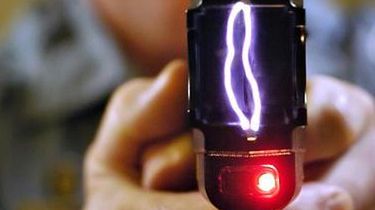 13-latek przemycił paralizator z Bułgarii i urządził sobie w szkole "polowanie" 1