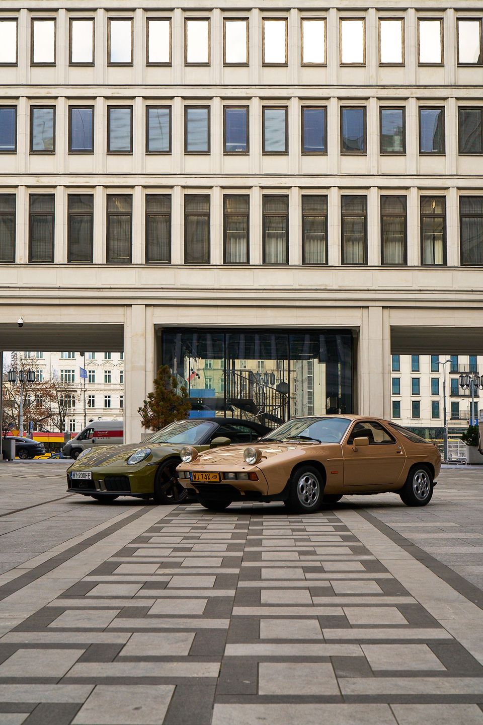Porsche 928 (1977) i Porsche 911 Spirit 70 (2025)