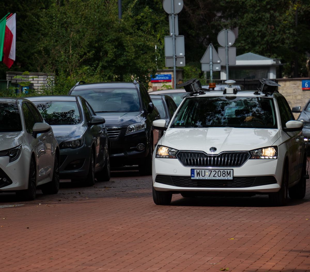 Warszawa. Samochody kontrolują płatności w strefie parkowania