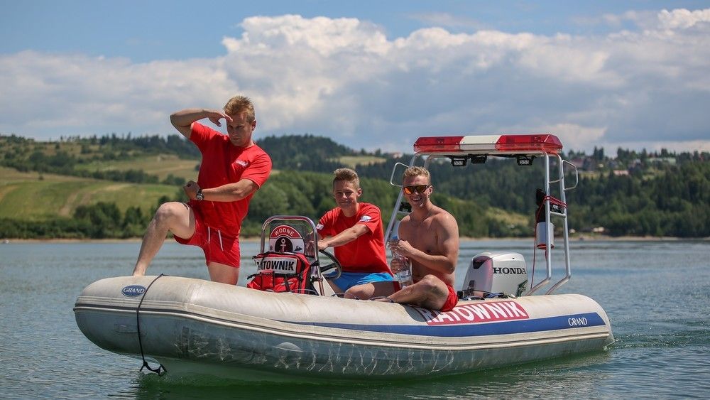 Problem z obsadą mają zwłaszcza gminy nadmorskie. W Międzyzdrojach i Jarosławcu wciąż nie rozstrzygnięto konkursu na ochronę kąpielisk.