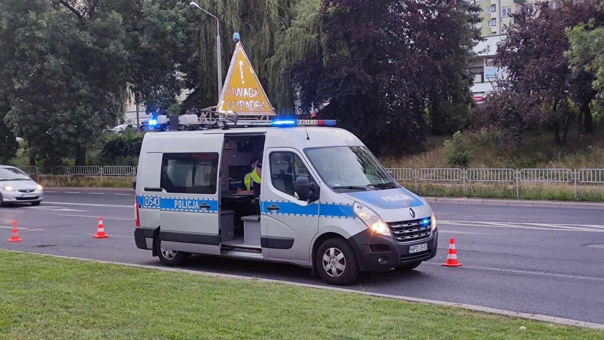 Radiowóz policji ze znakiem uwaga wypadek
