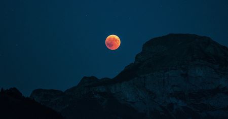 Nadchodzi pełnia krwawego księżyca. Astrolodzy zalecają czujność
