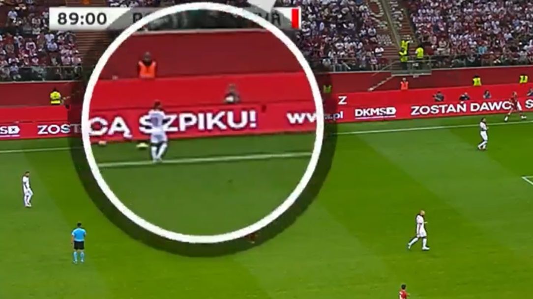 Zdjęcie okładkowe artykułu: Twitter / TVP Sport / Na zdjęciu: moment, po którym bohaterem reprezentacji Polski został chłopiec od podawania piłek