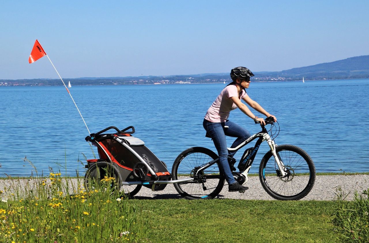 Przyczepka rowerowa pozwoli przewieźć dziecko i zabrać dodatkowe rzeczy 