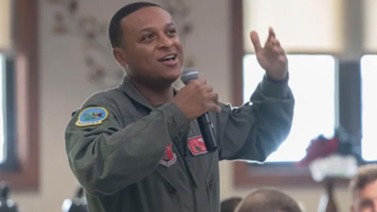 Tyler Simmons zginął w katastofie.