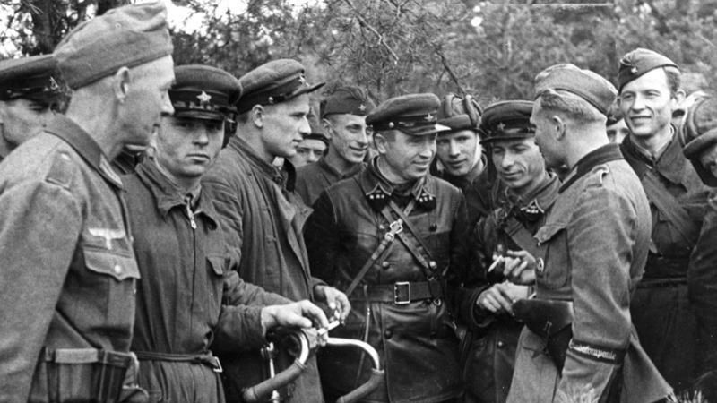 Na zdjęciu spotkanie żołnierzy III Rzeszy i Armii Czerwonej w Brzeszczu