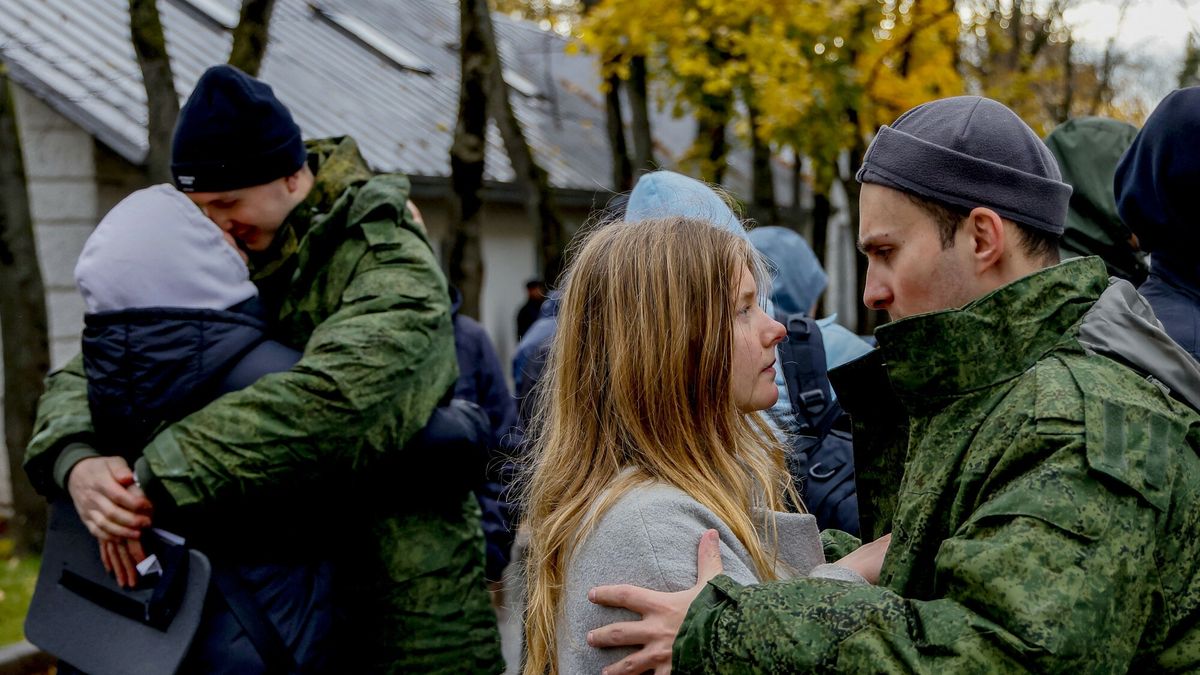 Zdjęcie poglądowe: rosyjscy poborowi żegnają rodziny 