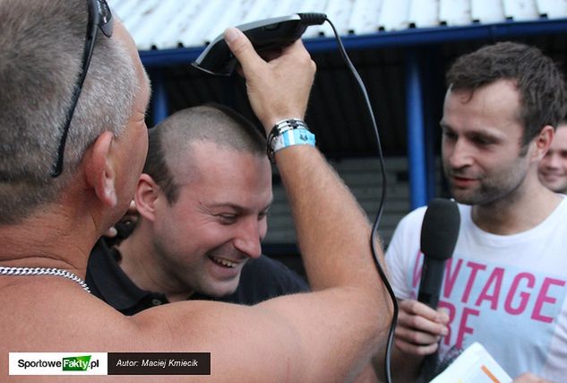 Michał Widera w trakcie wywiadu pozbywał się włosów. Z kolei Bartosz Karasiński po raz ostatni zadawał pytania w dotychczasowym wyglądzie.