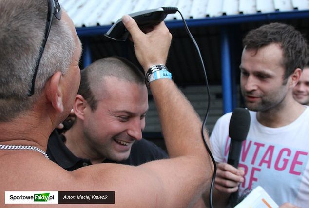 Michał Widera w trakcie wywiadu pozbywał się włosów. Z kolei Bartosz Karasiński po raz ostatni zadawał pytania w dotychczasowym wyglądzie.