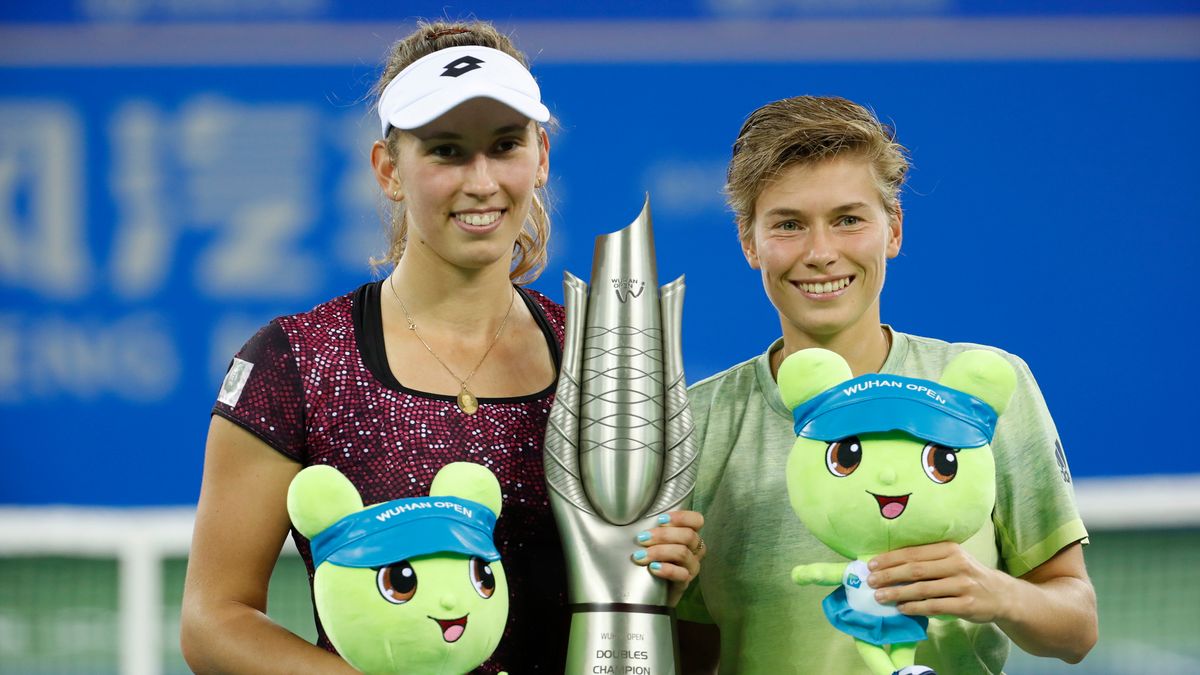 PAP/EPA / WU HONG / Na zdjęciu: Elise Mertens i Demi Schuurs, mistrzynie Wuhan Open 2018
