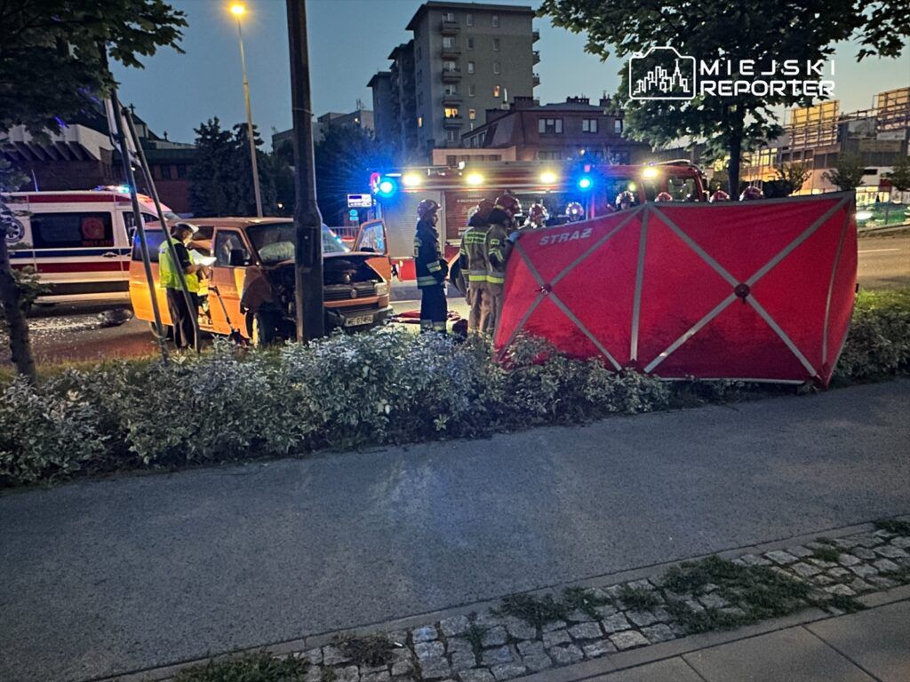 Warszawa. Kierowca busa zasłabł i uderzył w latarnię. Szybka reanimacja uratowała jego życie