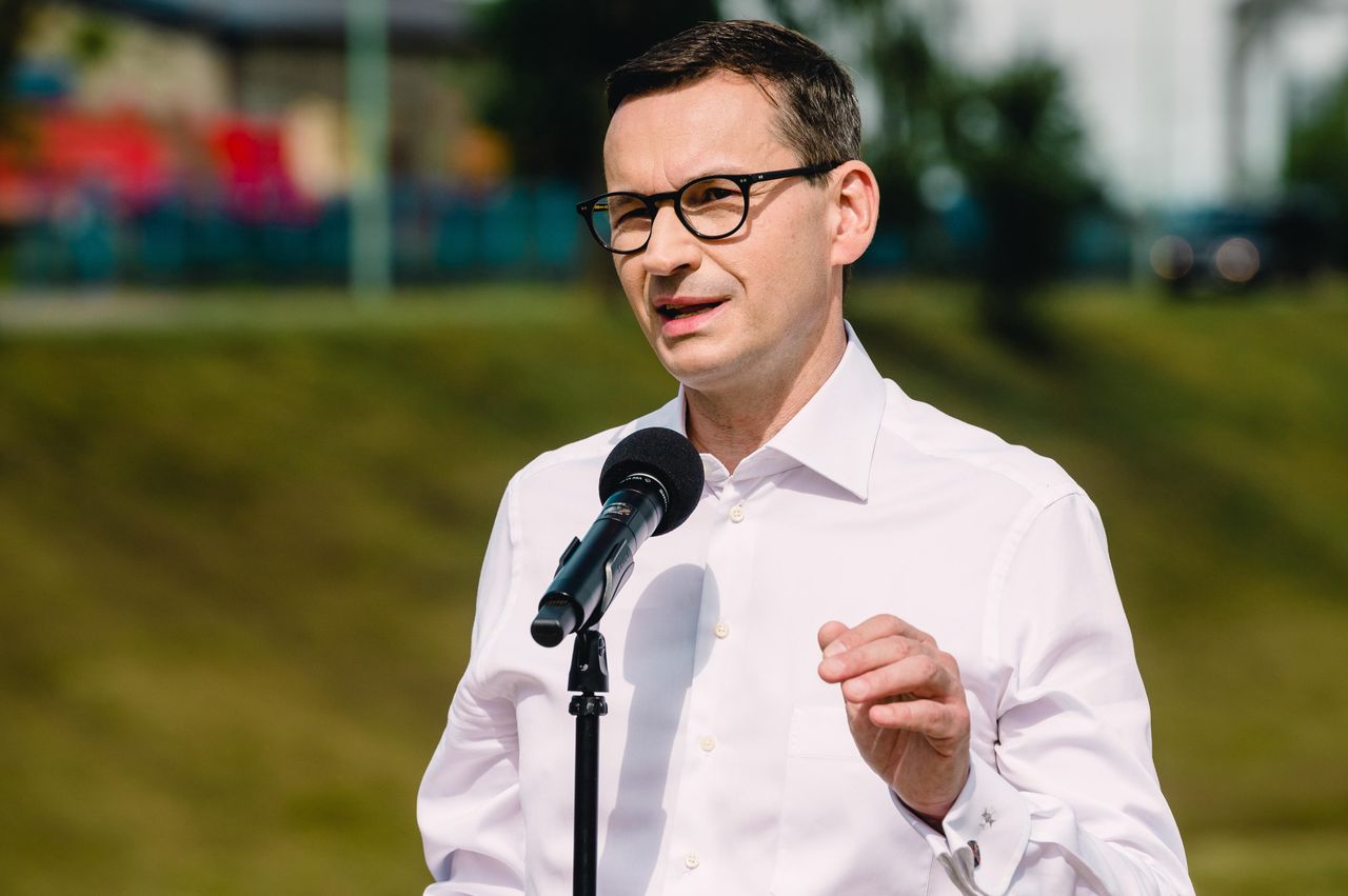 Mateusz Morawiecki  podczas konferencji prasowej na skwerze w Tczewie