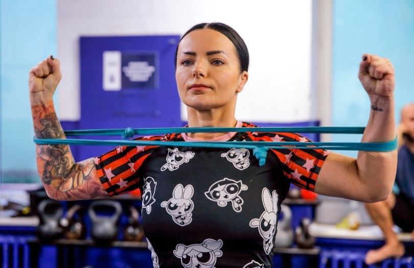 Kamila Wybrańczyk w pocie czoła trenuje tajski boks