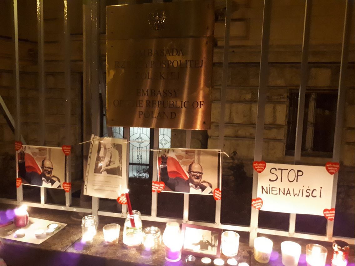 Polonia uczciła pamięć Pawła Adamowicza. Znicze i kwiaty przed ambasadami