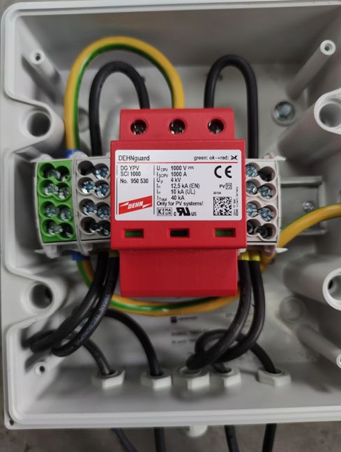 Zastosowanie rozgałęźników równoległych przy montażu ogranicznika przepięć, dzięki czemu każdy kabel posiada pewne osobne mocowanie
