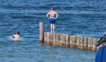 Skoczył na główkę z falochronu. Bezmyślne zachowanie turystów w Mielnie