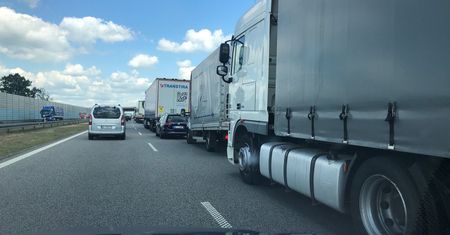 Protest kierowców na autostradzie A4. Kilkaset ciężarówek spowolni ruch