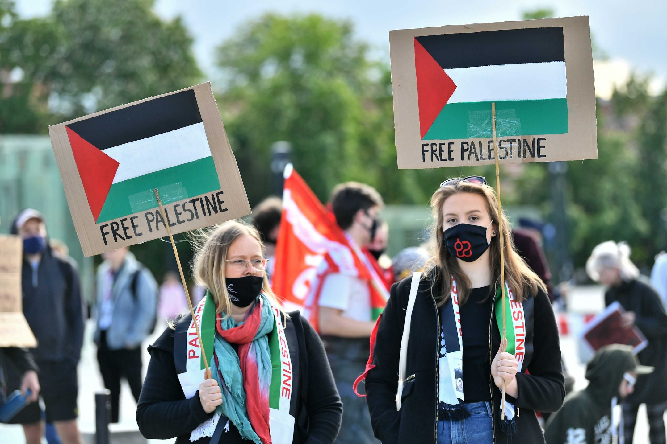 Wrocław, 19.05.2021. Uczestnicy marszu pokoju na Placu Wolności we Wrocławiu, 19 bm. Wydarzenie organizowane jest w proteście przeciw polityce Izraela wobec Palestyńczyków. (aldg) PAP/Maciej Kulczyński