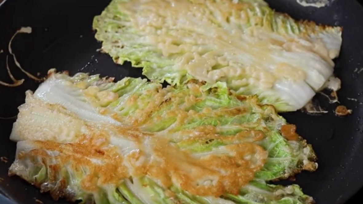 Baechujeon to koreański naleśnik z kapusty.