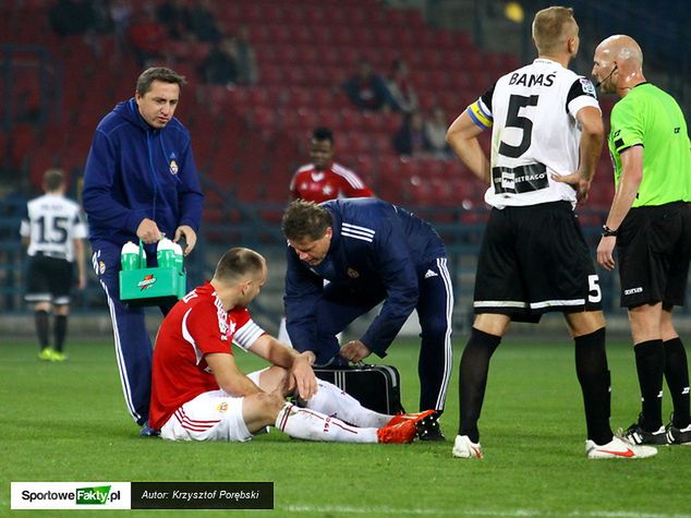 Arkadiusz Głowacki przed chwilą doznał kontuzji mięśnia uda w meczu z Zagłębiem