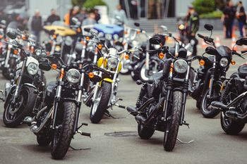 Uniejów: Ogólnopolska stolica motocykli. Huczne zakończenie sezonu połączone z charytatywną akcją na setki maszyn z całej Polski