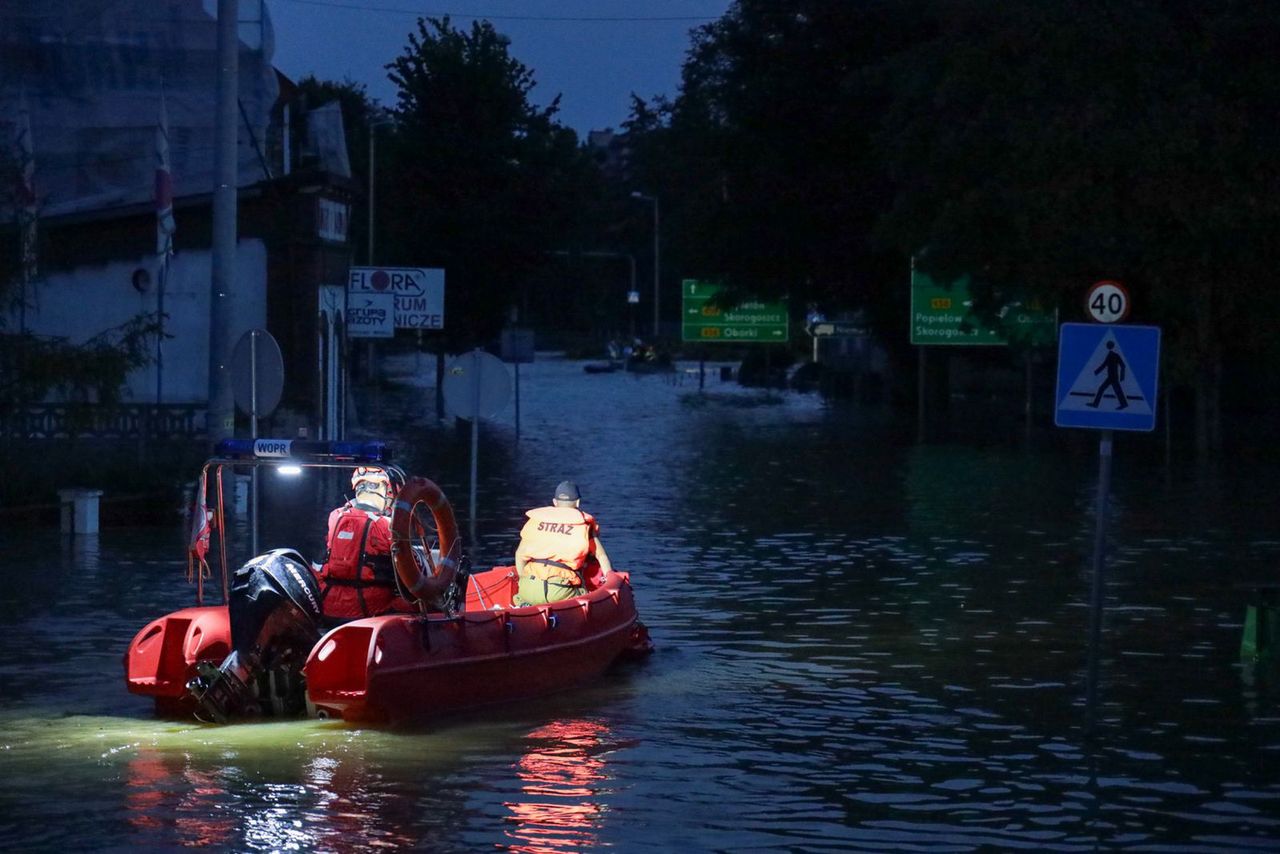 Two U.S. soldiers rescued from turbulent Polish River by firefighters