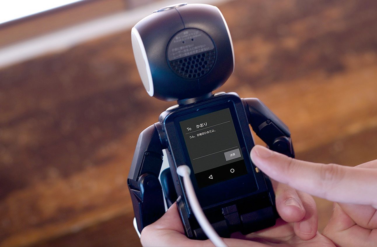 Sharp RoBoHoN, czyli pół robot, pół smartfon. Czegoś takiego jeszcze nie było 3