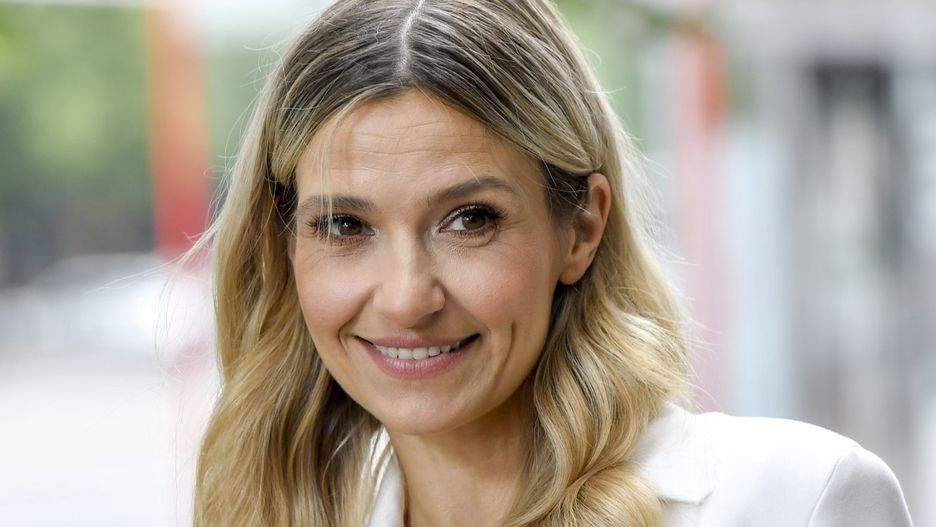 Joanna Koroniewska w plisowanej mini.