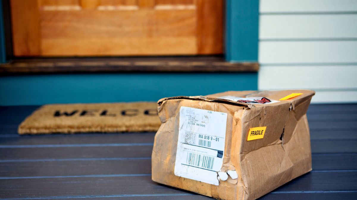 Przesyłka zostawiona pod drzwiami