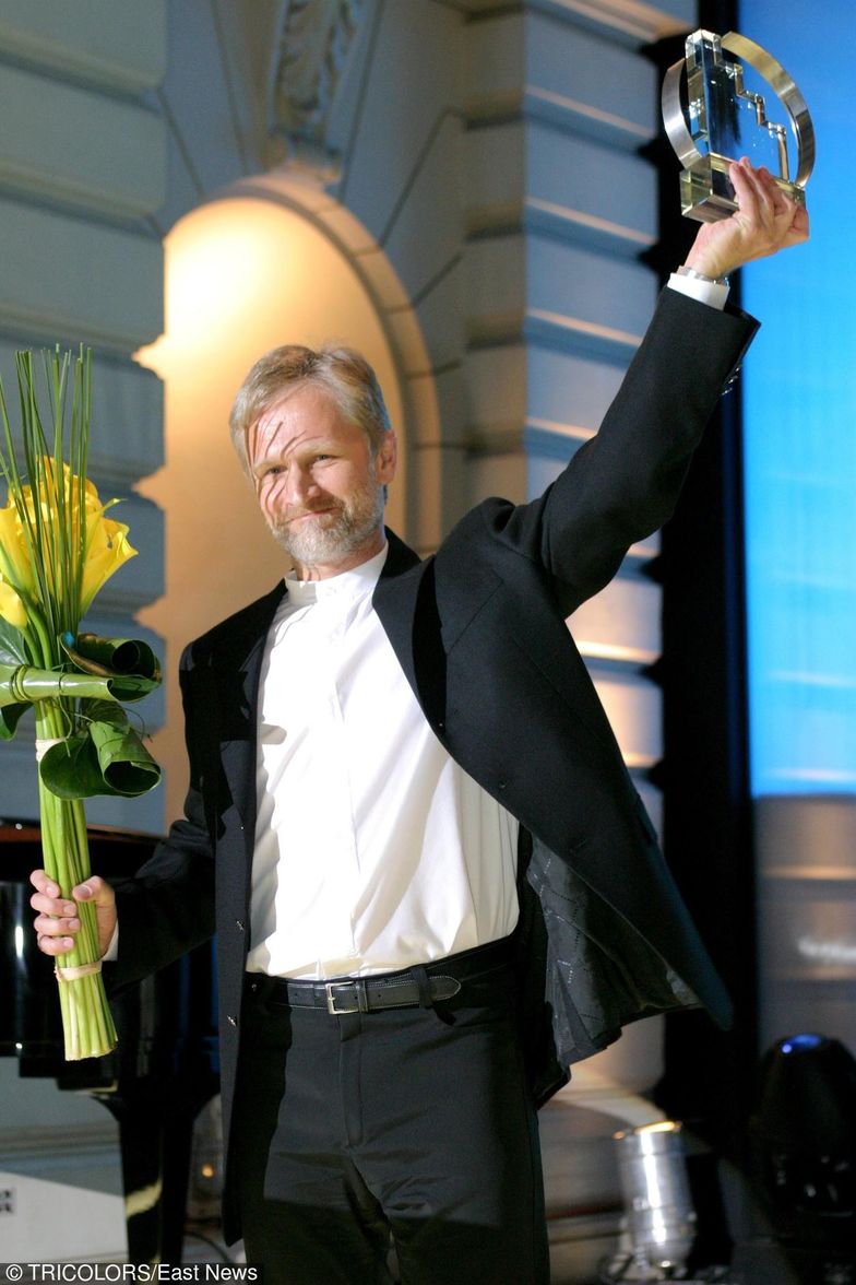 Twórca spółki Atlantic Wojciech Morawski ze statuetką Przedsiębiorcy Roku 2003