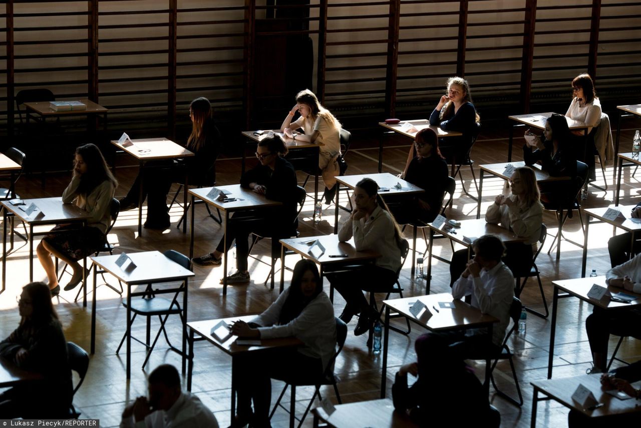Kolejne kontrowersje wokół matury w Szkole w Chmurze. Maturzystom nie sprawdzono dowodów?