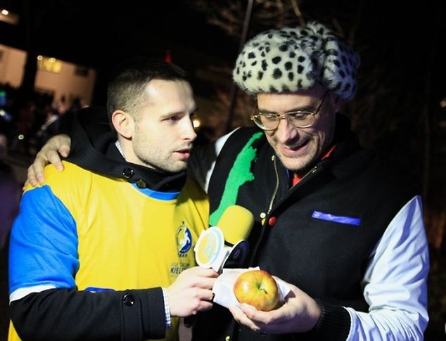 Podczas mistrzostw Europy w Danii pracownicy kieleckiego klubu rozdawali kibicom jabłka pochodzące z okolic Sandomierza. fot. Tomasz Fąfara