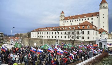Demonstranci zebrali się pod parlamentem w Bratysławie
