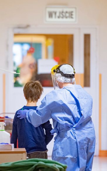 Dziecko w szpitalu. Zdjęcie ilustracyjne 