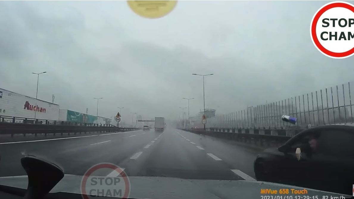 Kierowca audi rzuca puszką w inny pojazd