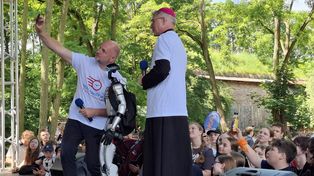 Biskup pytał robota o samotność. Przystanek JP2 po raz trzeci w Toruniu
