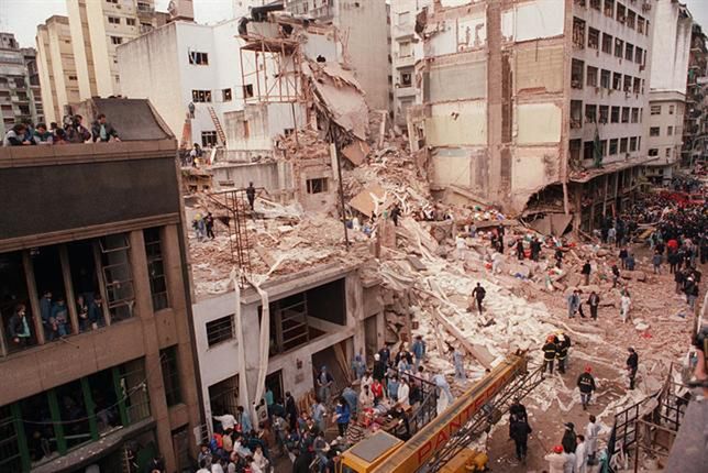 Tak wyglądało miejsce zamachu w 1994 r.