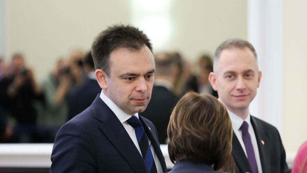 Warszawa, 26.03.2024. Minister finansów Andrzej Domański (L) przed posiedzeniem rządu w KPRM w Warszawie, 26 bm. Rząd zajmie się dodatkami m.in. dla rodzin zastępczych zawodowych. (mr) PAP/Paweł Supernak