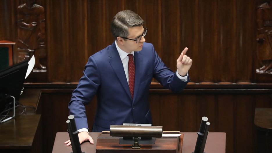 Warszawa, 17.08.2023. Rzecznik rządu Piotr Mueller na sali obrad Sejmu w Warszawie, 17 bm. W drugim dniu posiedzenia Sejm ma zająć się m.in. rozpatrzeniem wniosku o zarządzenie ogólnokrajowego referendum. (ad) PAP/Tomasz Gzell