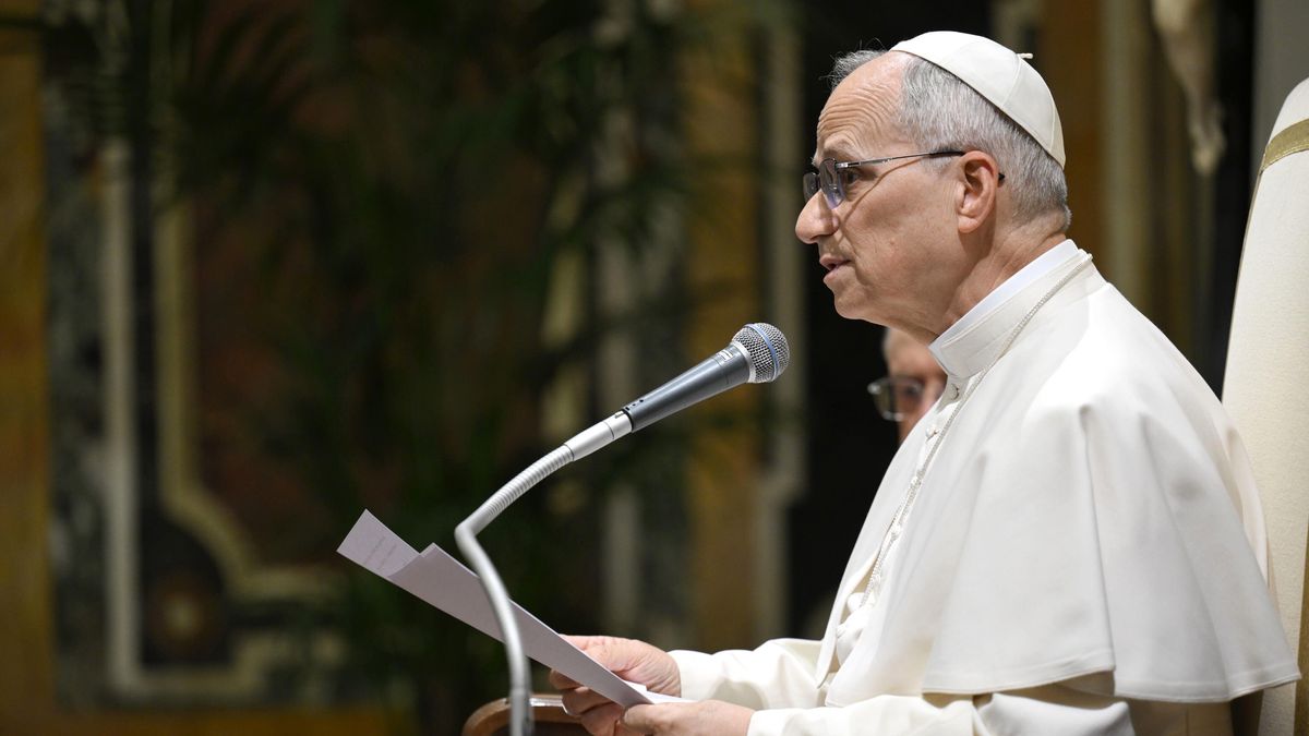 A handout picture provided by the Vatican Media shows Pope Leo XIV addressing an audience with participants and representatives of peace movements, in Vatican City, 30 May 2025. Pope Leo welcomed over 300 representatives of associations and movements that attended last year's 'Arena of Peace'. EPA/VATICAN MEDIA HANDOUT HANDOUT EDITORIAL USE ONLY/NO SALES Dostawca: PAP/EPA.