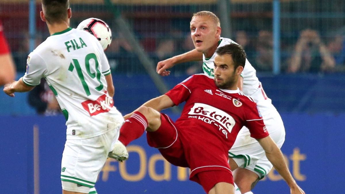 PAP / Andrzej Grygiel / Na zdjęciu: piłkarz Piasta Gliwice Jorge Felix (w środku) oraz Karol Fila (z lewej) i Daniel Łukasik (z prawej) z Lechii Gdańsk podczas meczu o Superpuchar Polski